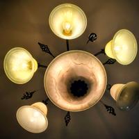 Lampadario in ferro battuto e ceramica