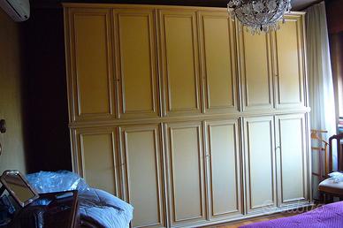 Armadio a muro artigianale di legno