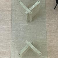 Tavolo di cristallo con gambe in travertino