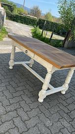 Tavolo provenzale con sedie