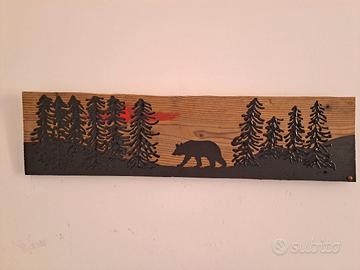 Quadro con orso e bosco  su legno vecchio