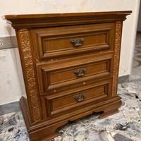 Coppia di Comodini in Stile Classico Intagliato