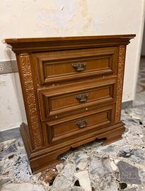 Coppia di Comodini in Stile Classico Intagliato