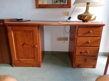 Scrivania in legno massiccio 