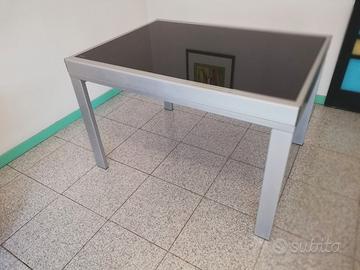 Tavolo + televisore + supporto a muro da Euro 10..