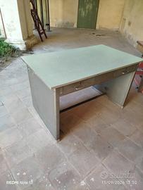 vecchia scrivania da scuola in ferro e formica.