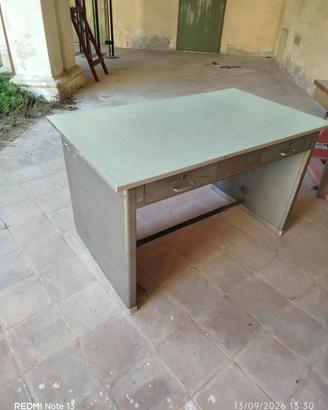 vecchia scrivania da scuola in ferro e formica.