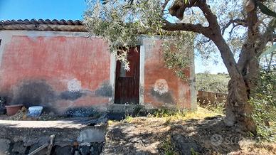 Terreno 2.040 mq con rudere 17 mq a Ragalna