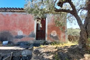 Terreno 2.040 mq con rudere 17 mq a Ragalna