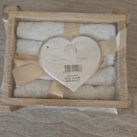 Set 4 Lavette / Asciugamani Ospiti in Cestino di L