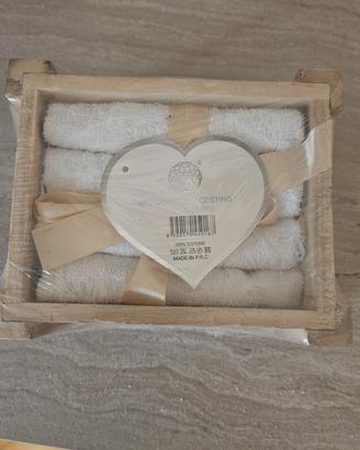 Set 4 Lavette / Asciugamani Ospiti in Cestino di L