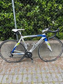 Bicicletta da corsa su strada marca pinarello fp4