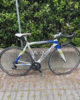 Bicicletta da corsa su strada marca pinarello fp4