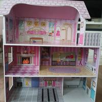 Casa delle bambole in legno con arredi