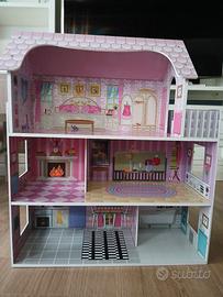 Casa delle bambole in legno con arredi