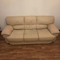 divano in pelle bianca.