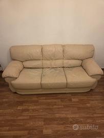 divano in pelle bianca.