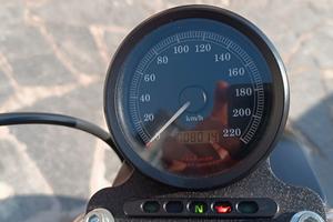 Harley Davidson 883R  Cente nario