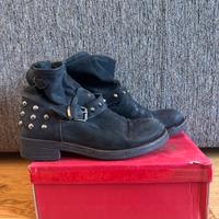 Stivaletti camoscio con borchie