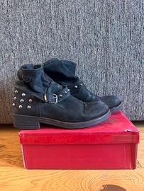 Stivaletti camoscio con borchie