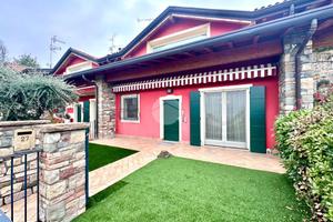 VILLA A SCHIERA A CAPRIOLO