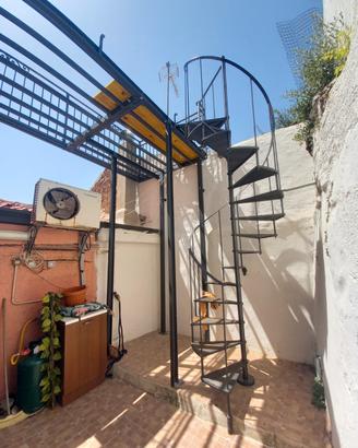 soppalco con scala a chiocciola 