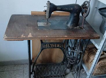Macchina da cucire Singer vintage a pedale