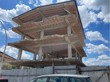 Palazzo / Stabile di 760 m² con più di 5 locali a 
