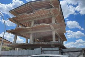 Palazzo / Stabile di 760 m² con più di 5 locali a 