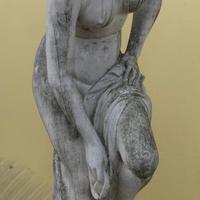 Vecchia statua in cemento di una donna