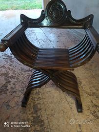 Sedia Savonarola intagliato a mano