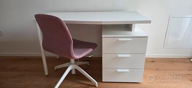 scrivenia e sedia per studio