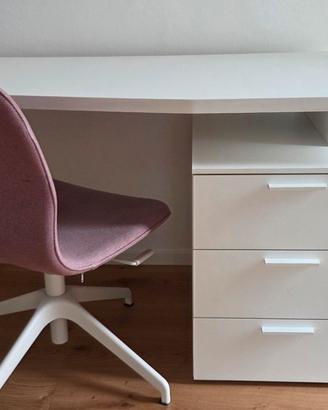scrivenia e sedia per studio