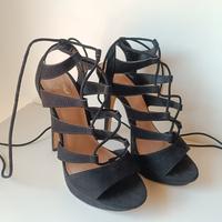 Tacchi neri con lacci