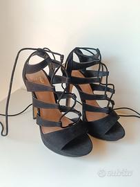 Tacchi neri con lacci