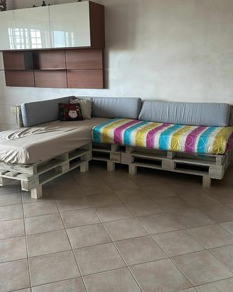 Divano e letto.