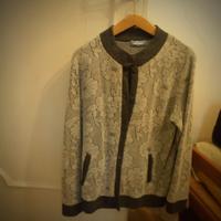 Completo donna di lana grigia con bordi blu.