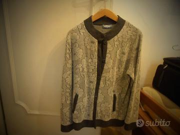 Completo donna di lana grigia con bordi blu.