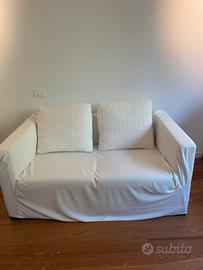 Divanetto 2 posti bianco con cuscini in piuma