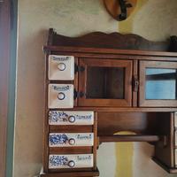 Mobiletto in legno con cassetti in ceramica 