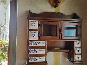 Mobiletto in legno con cassetti in ceramica 