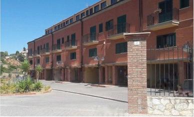 Villa a schiera con giardino in contesto esclusivo