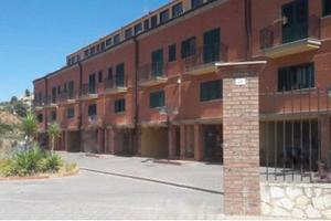 Villa a schiera con giardino in contesto esclusivo