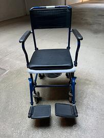 Sedia comoda per anziani con rotelle