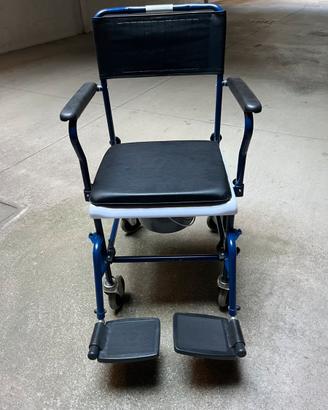 Sedia comoda per anziani con rotelle