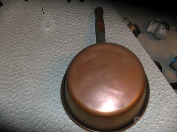 Pentola in rame con manico