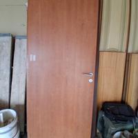 Porte interne  in legno con maniglia