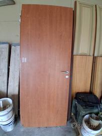 Porte interne  in legno con maniglia