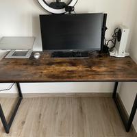 Scrivania in legno e metallo color noce