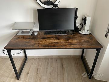 Scrivania in legno e metallo color noce